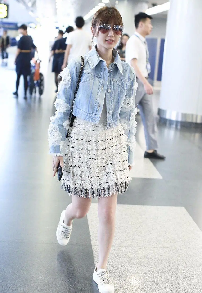 毛晓彤化着精致妆容现身机场,也就上半身能看,个子太矮了_时分_身高