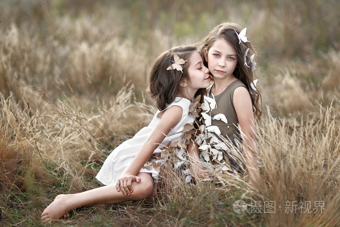 两个小女孩双胞胎的肖像