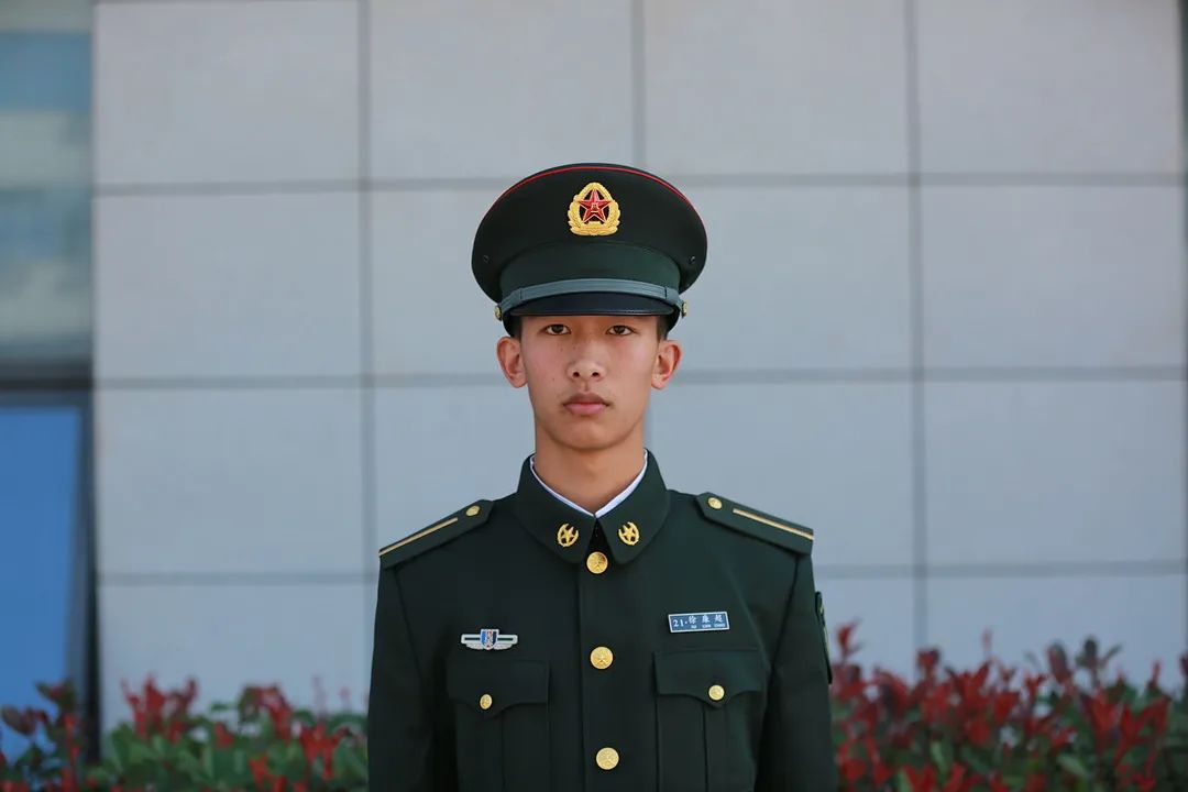 无悔的眼神--士官教育学院士官网络2104班赵志阳在这里,我穿上了军装