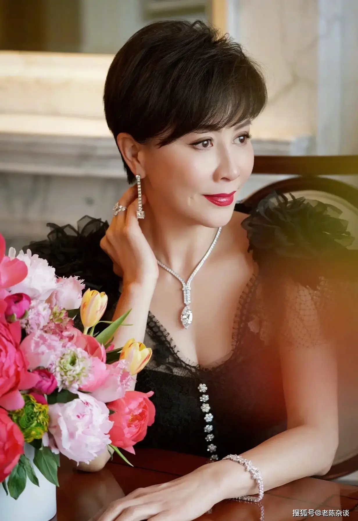 58岁刘嘉玲,饱满性感着实迷人!_身材_挑战_成功