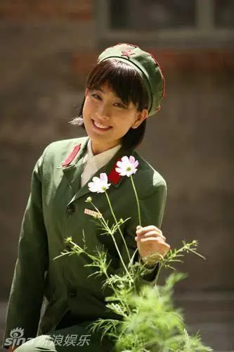 孙俪晒17岁军装照天生丽质 邓超发文:我是军嫂