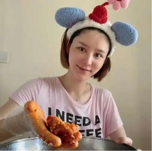 林峯老婆张馨月素颜下厨,脸部略显浮肿,疑似怀上了小宝宝!