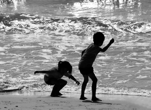 那时候男孩子们都喜欢装一口袋玻璃珠三五成群地趴