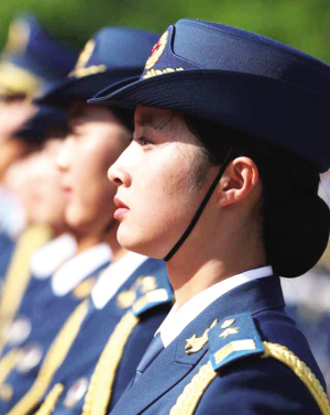 三軍儀仗女兵驚豔亮相 東麗姑娘張晨爲家鄉爭光