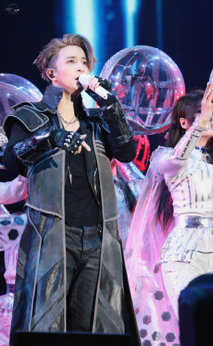 古希腊撩腹肌的神  @薛之谦    240427天外来物镇江