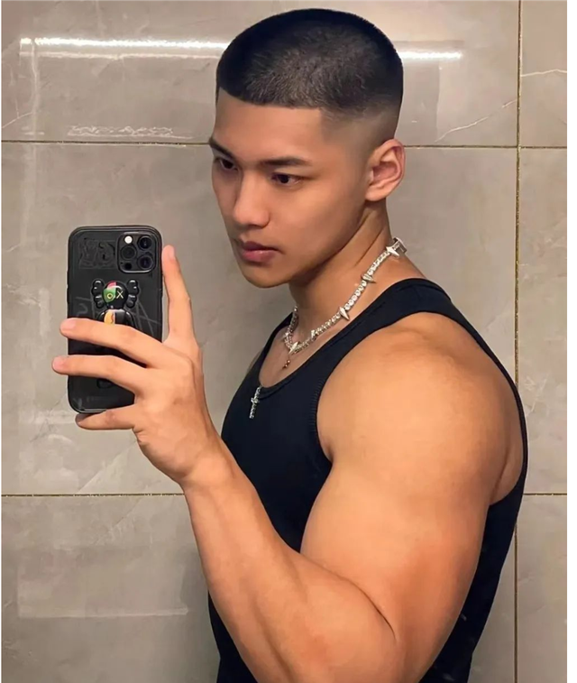 夏天一定要试试这样的发型男士两侧铲短越剪越帅气