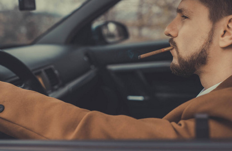 年轻人开车图片