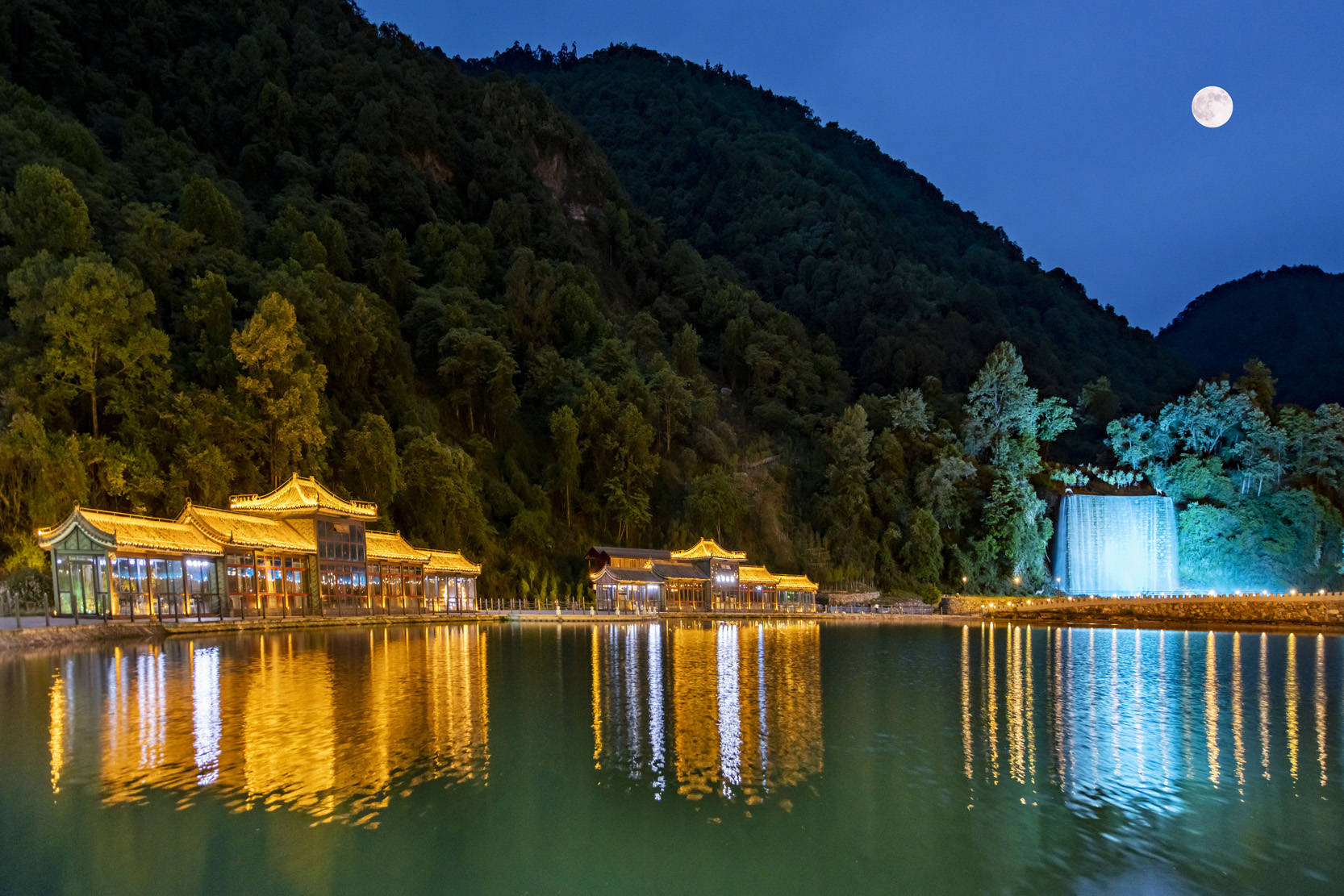 雅安天全喇叭河风景区蓝水晶景点夜景迷人_四川省_旅游_杜鹃