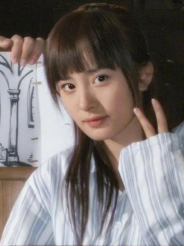 杨幂年轻时候有多美旧照公开以后才懂什么是雕刻的神仙脸