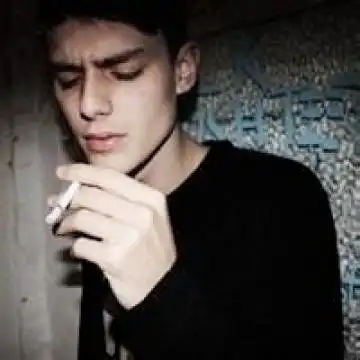 帅气的抽烟欧美男生