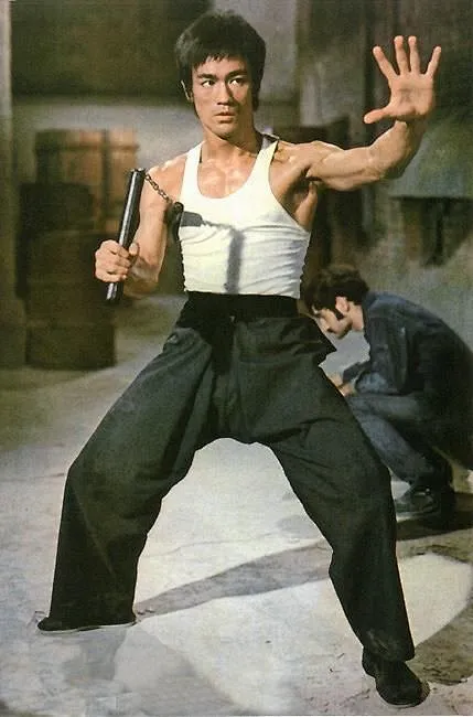 应该说李小龙已经不仅仅是个艺人,更多的.