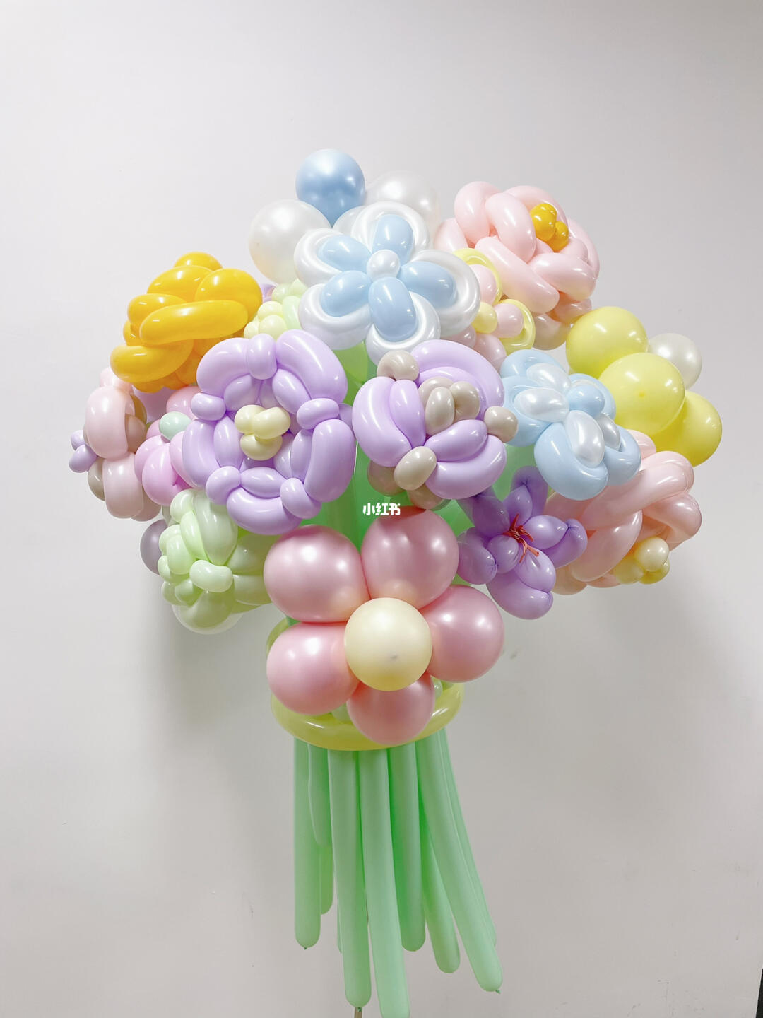 鹤山气球||婚礼上的凹造型花束