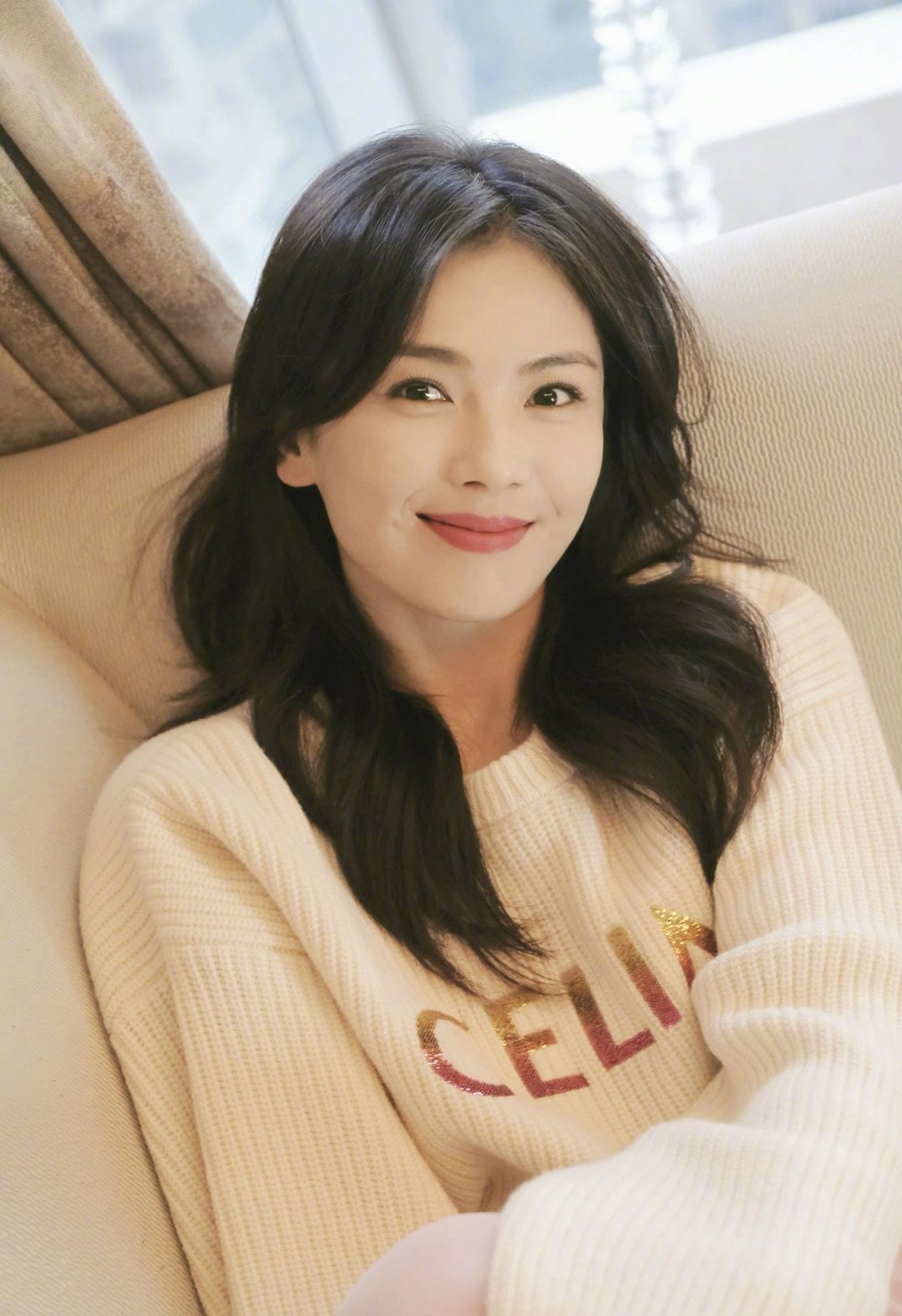 刘涛发布秋日写真照嘟嘴卖萌减龄可爱