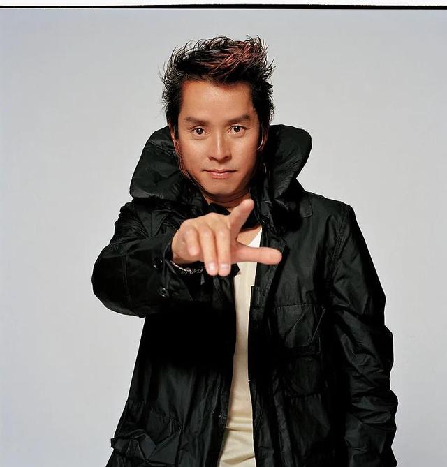 在香港的繁华都市中,一位名叫谭咏麟的年轻人正在努力寻找自己的音乐