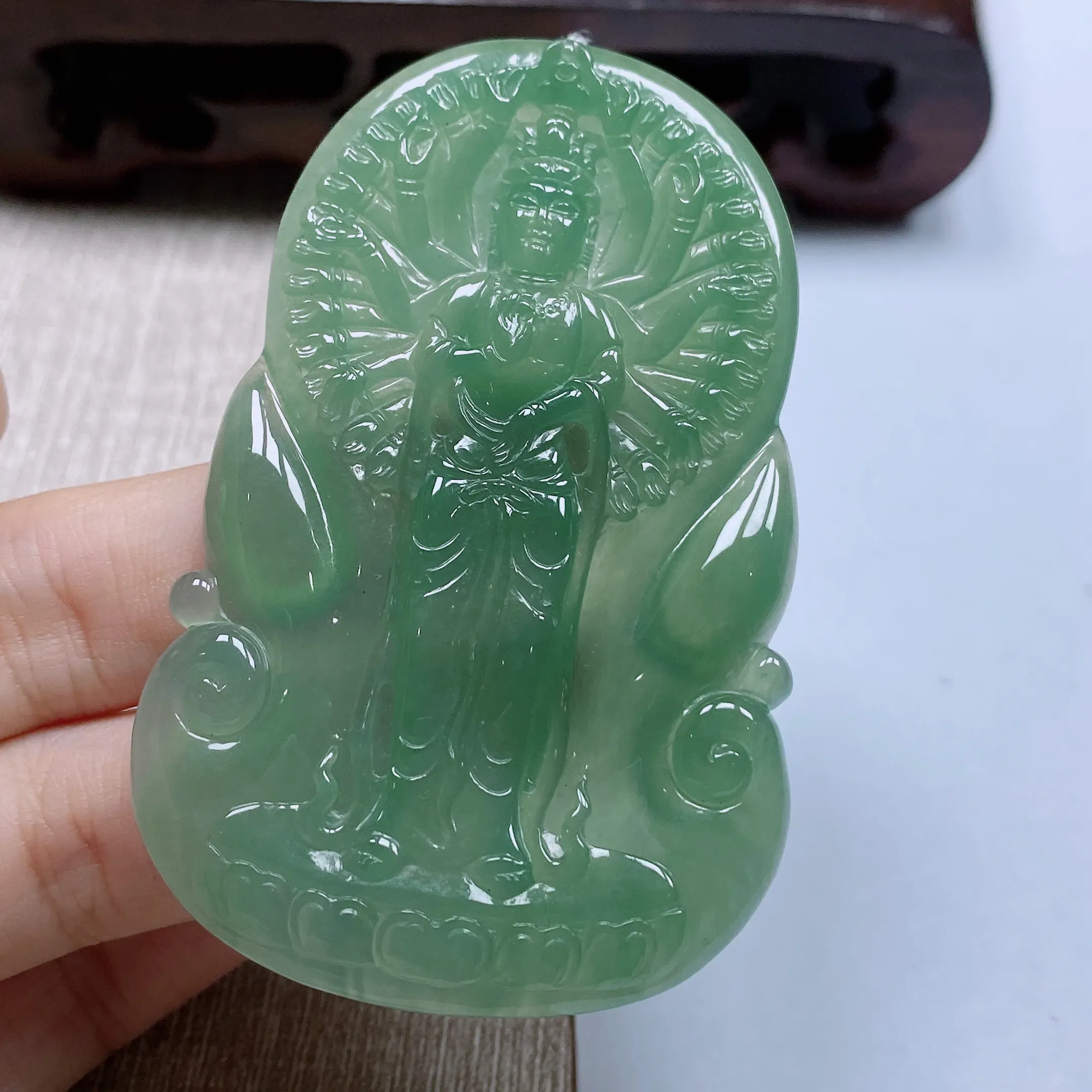 a货翡翠,冰润满绿千手观音菩萨吊坠,玉质细腻,水头饱满,雕工精细,形体