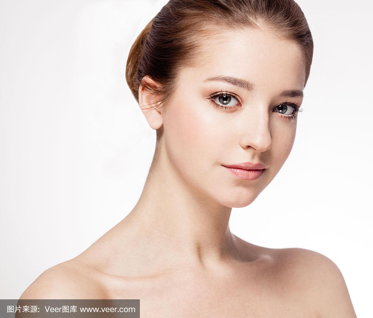 美丽的女人肖像脸部特写工作室上的白色