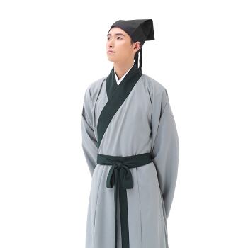 在古代,人们最初的穿衣需求非常简单直接——只是为了抵御寒冷和潮湿