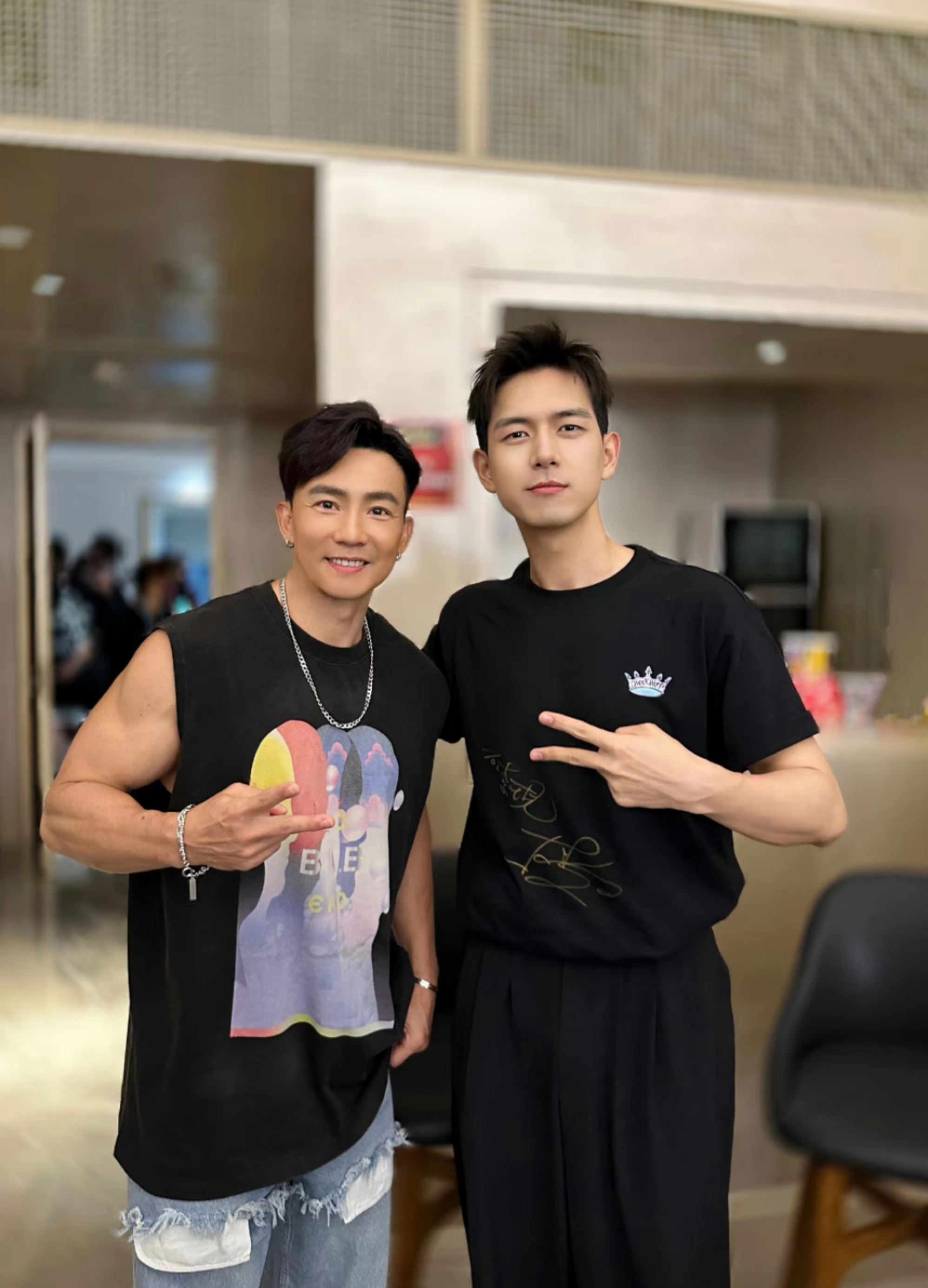 李现身高腿长,帅帅的,追星成功,眼睛里都在笑.