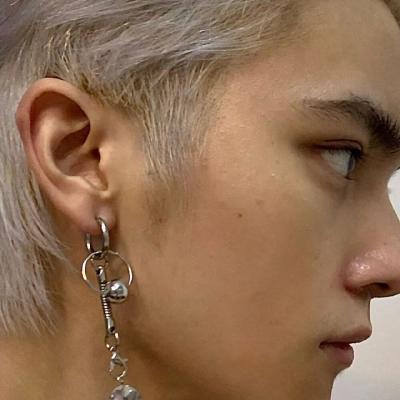 爱是一场蒙眼的远行,谁也看不清途中的风景_男生头像_我要个性网