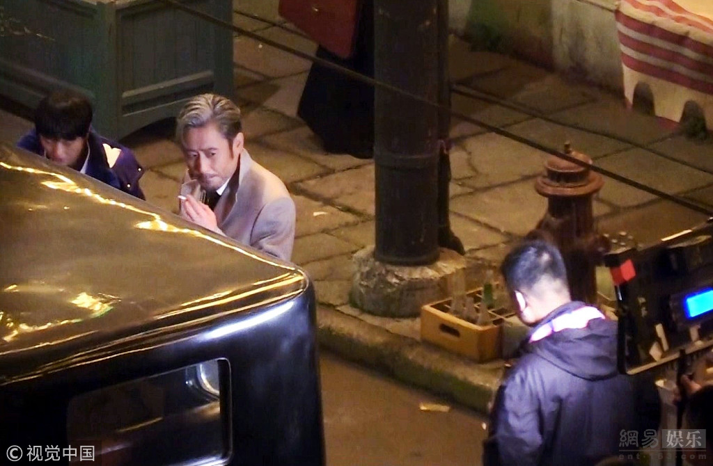 吴秀波片场照曝光穿灰色西装抽烟消愁