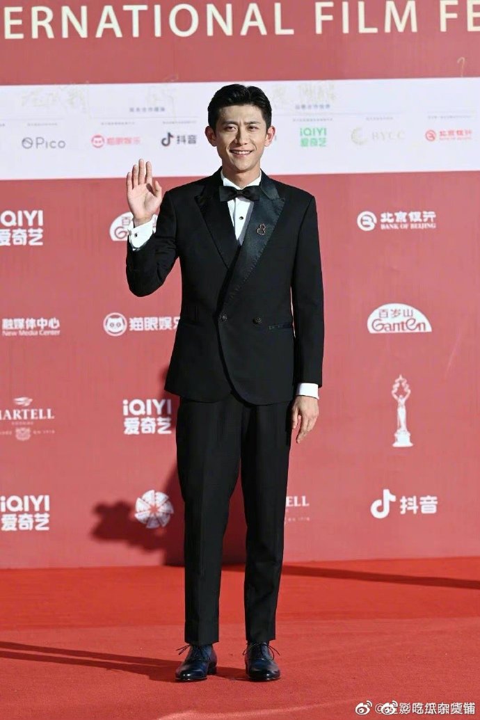 张一山北影节西装造型