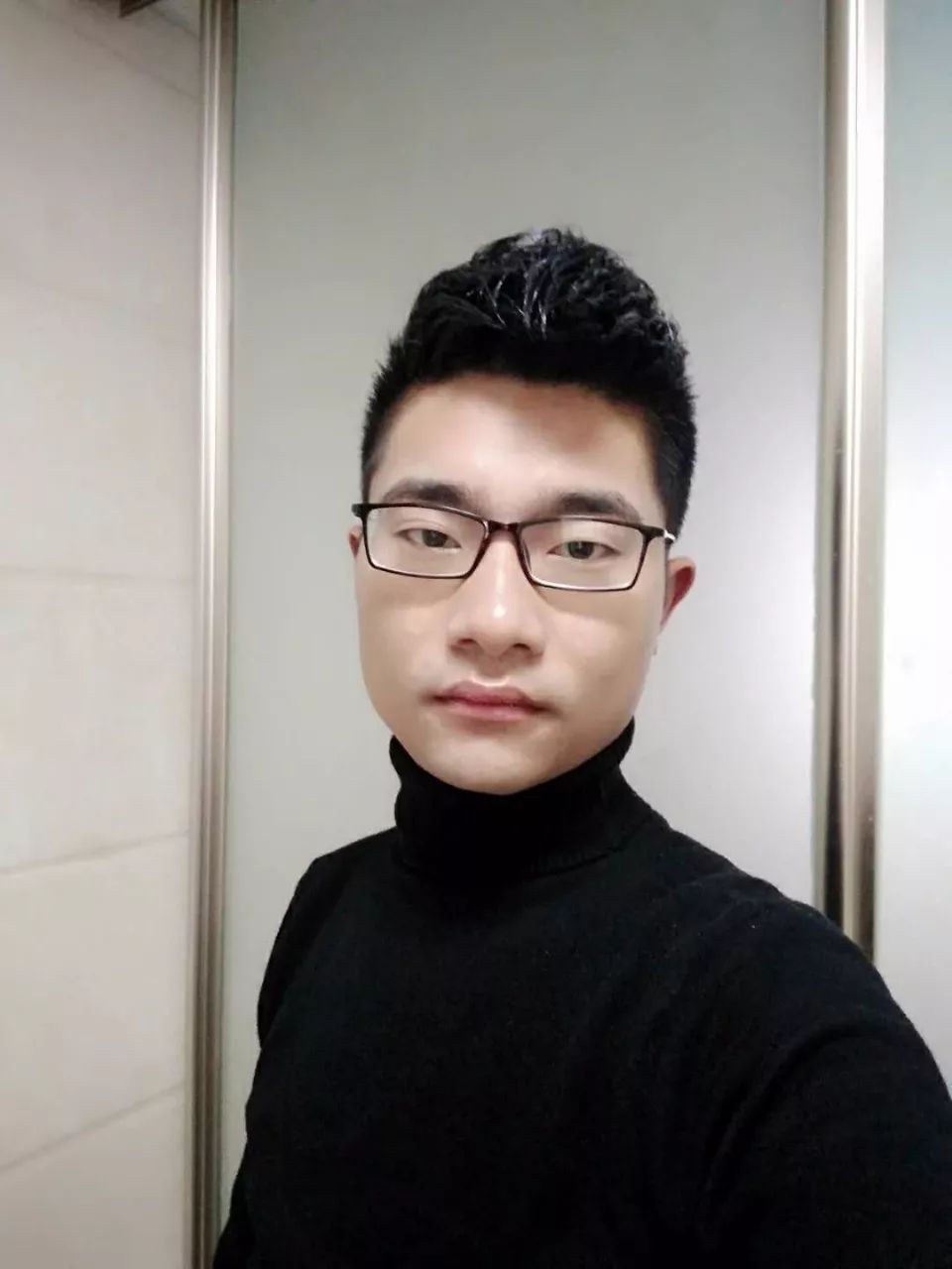 后,打开app主页,点击人物秀场,填写个人资料,上传5张以上个人真实照片