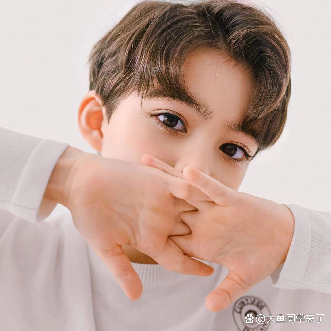 帅气混血小男孩头像 ©laurencooper0813