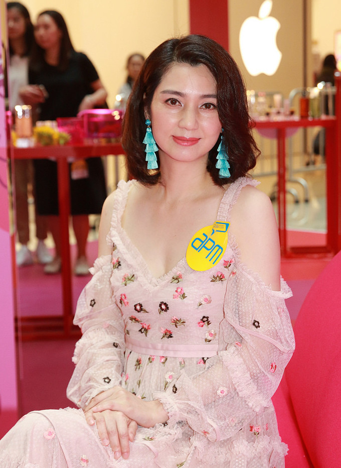 48岁洪欣穿低胸装露事业线,拒谈婚变传闻