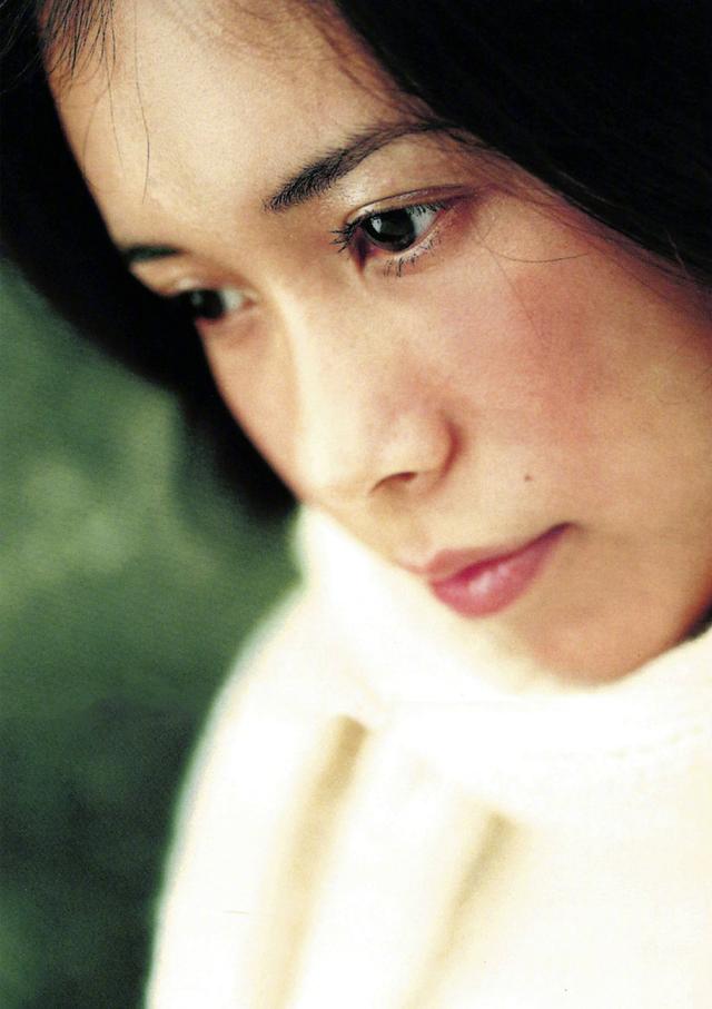 莫文蔚20年前旧照曝光脸化成红苹果清纯的美在这个时代找不到