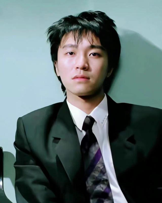 照片中,周星驰身穿白色短袖,头戴一顶帽子,状态看起来很好,蹲在地上用