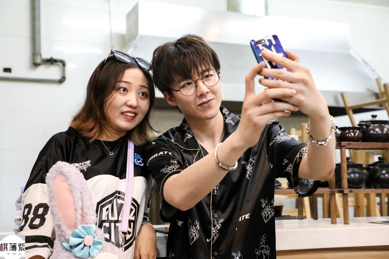 2000万粉丝的摩登兄弟火了美女粉丝打飞的仅为一张合照