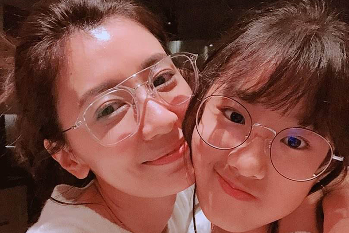 贾静雯与前夫再次同框,发博晒与14岁女儿梧桐妹共庆毕业的合照