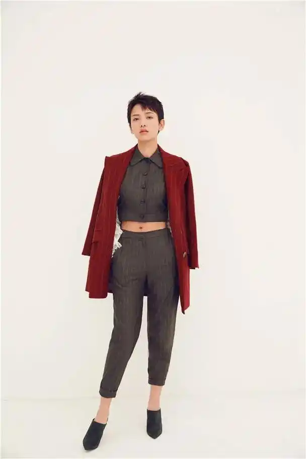 李晓峰 露脐小西装 开拓新穿法超时髦 近日,新"冯女郎"李 - 抖音