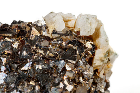 白色背景上的宏观矿物石砷黄铁矿照片