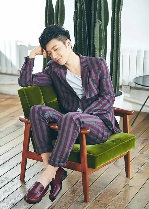 乔任梁写真展俊朗侧颜 随性洒脱慵懒惬意