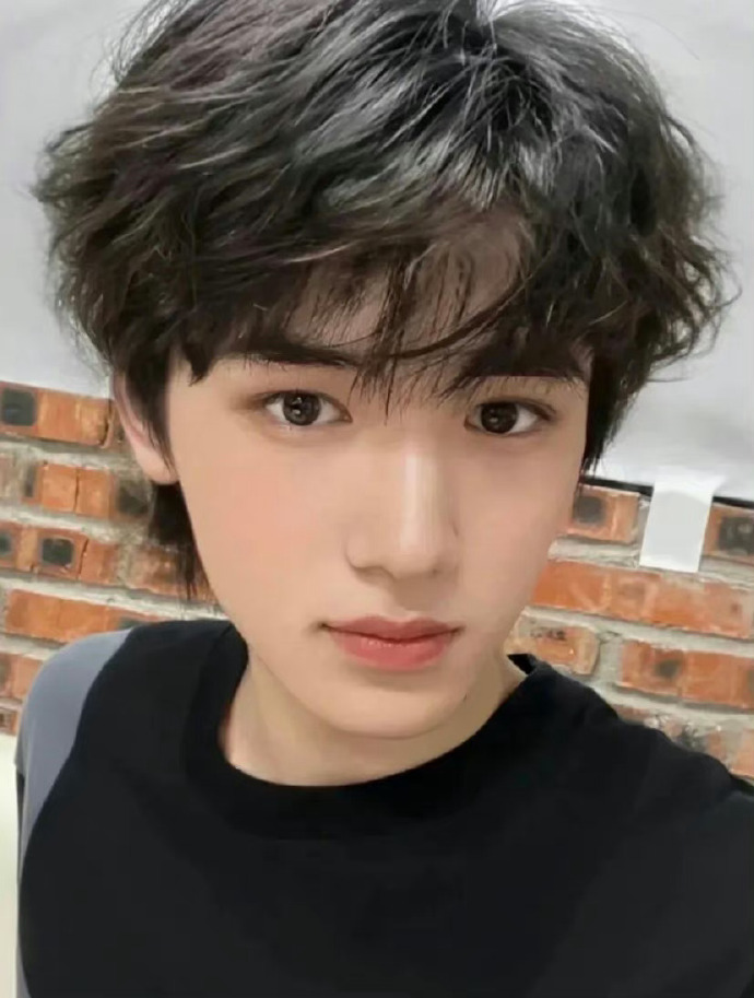 星闻#  分享一些宋亚轩的照片~ 不得不说他长得还是挺帅的!