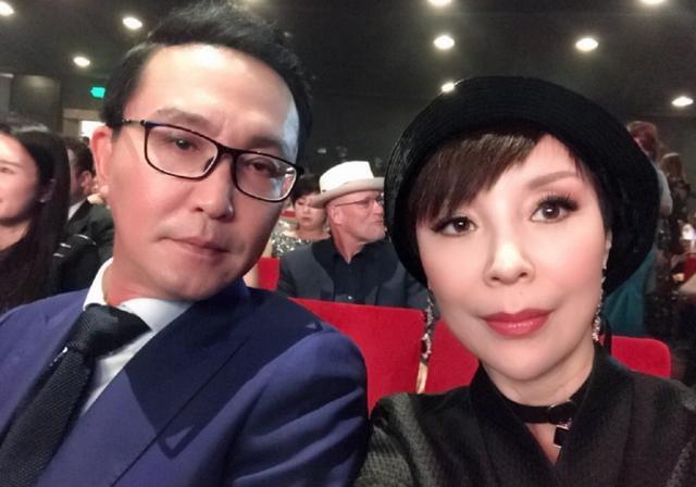 吴刚的妻子气质也太好了吧,身段婀娜似少女,红装造型真挺美