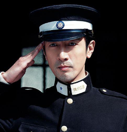 邓伦新剧《燃情大地》将上演腹黑大反派,穿军装的他霸气十足