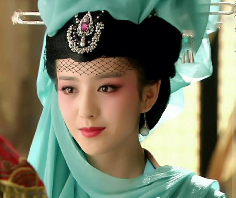 在当下的观众印象中,只要一提起佟丽娅,首先想起的就是她的古装角色.
