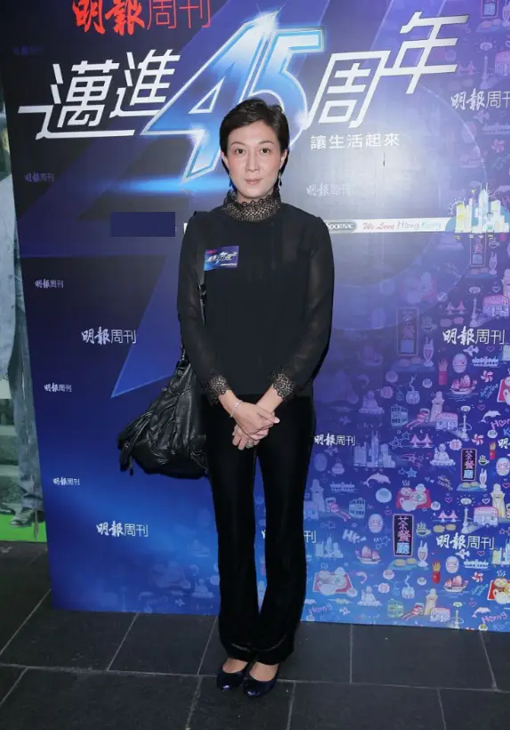 吴绮莉穿得真挺清凉透肉的上衣还挺迷人的大长腿又细又直