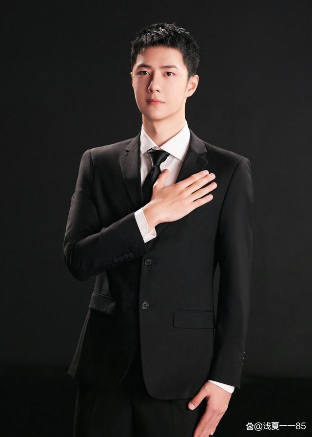 我始终认为,穿西服的男人最帅了.穿西服使人更加挺拔,优雅,绅士.