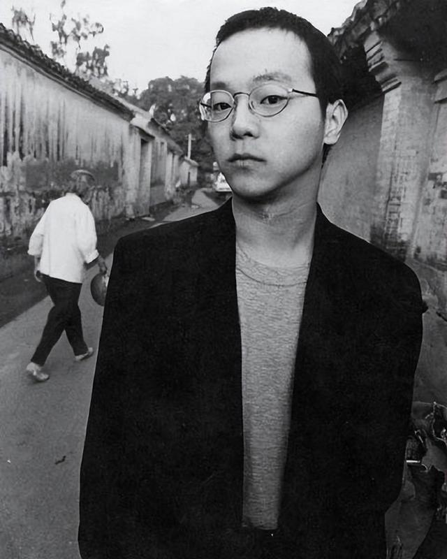 窦唯,曾是风靡全国的黑豹乐队主唱,他的名字更是响彻整个流行乐坛