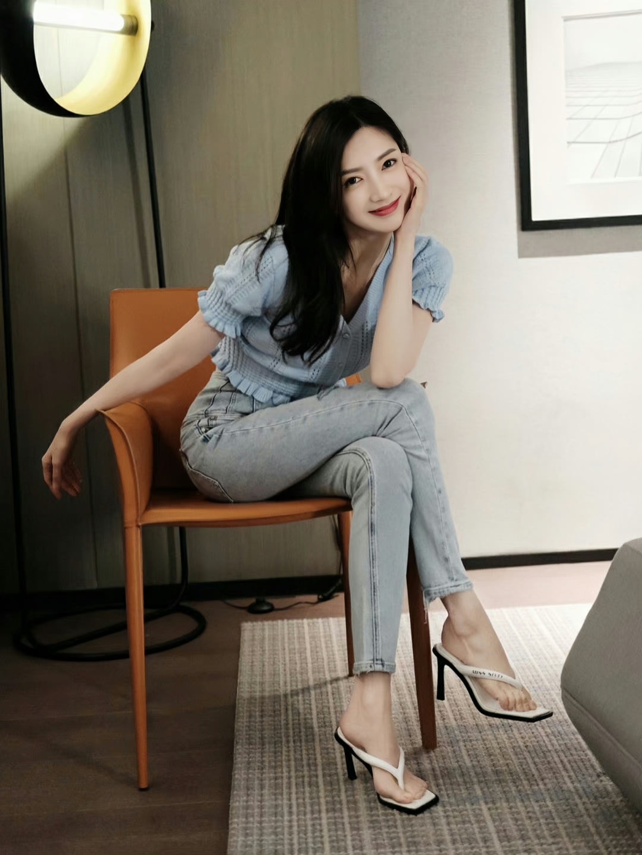 江疏影穿牛仔裤好美,笑容真甜,气质颜值爆表.