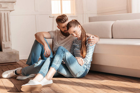 年轻男女幼年在家里拥抱背景图片