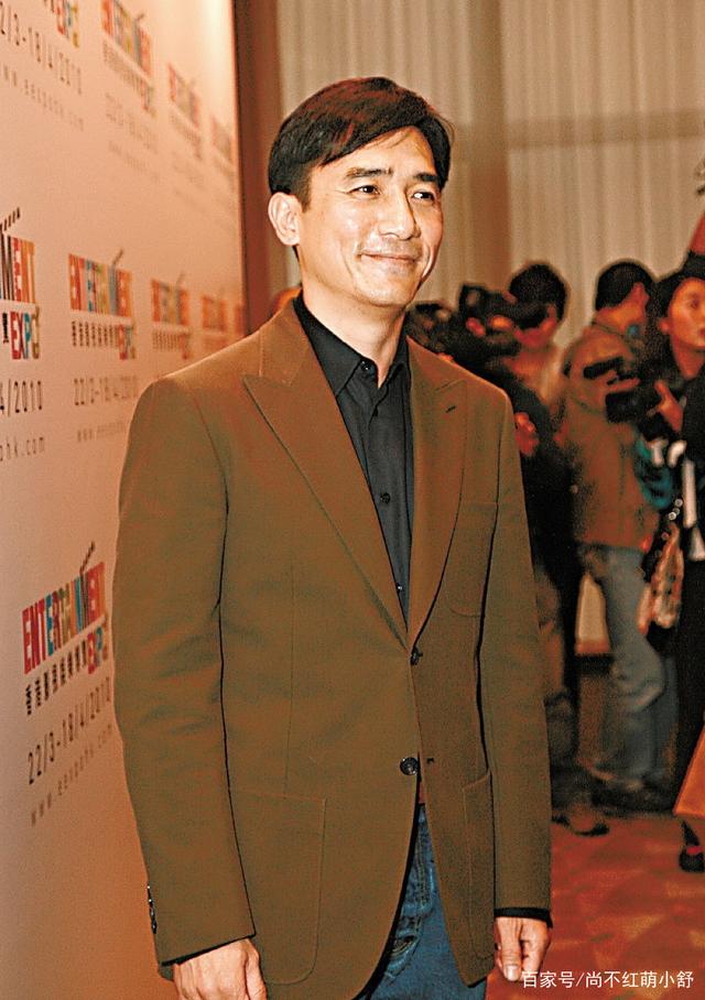 59岁梁朝伟老了也帅气,穿西装衬衫时髦,网友:这男人帅了一辈子