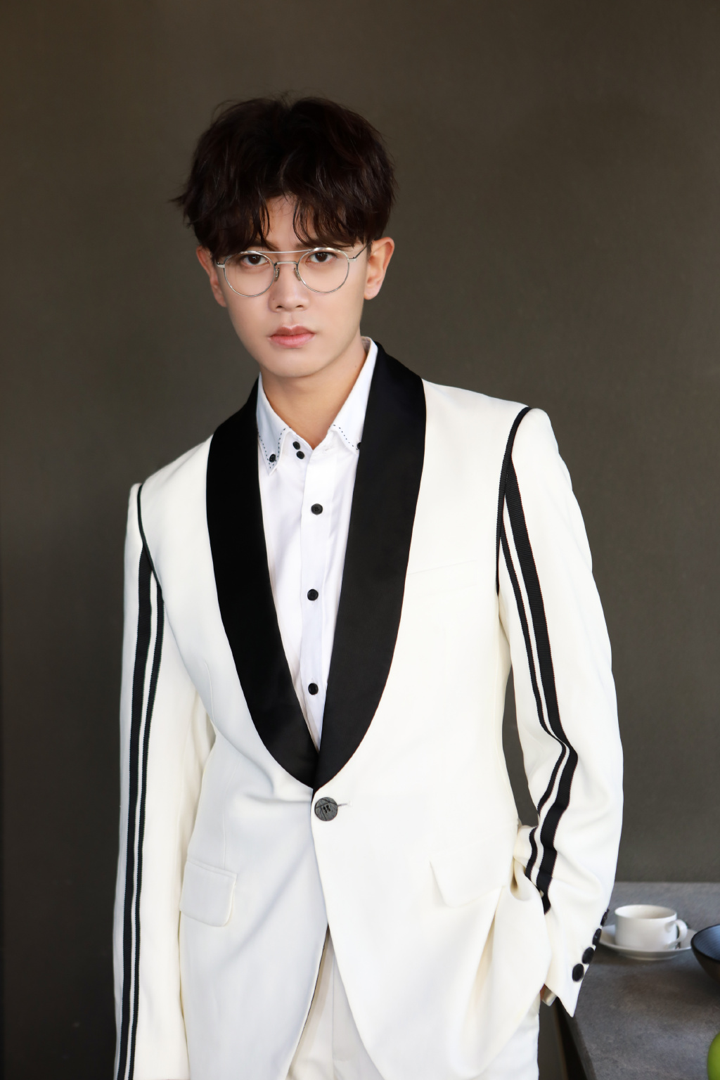 任嘉伦白色西装超帅写真图片