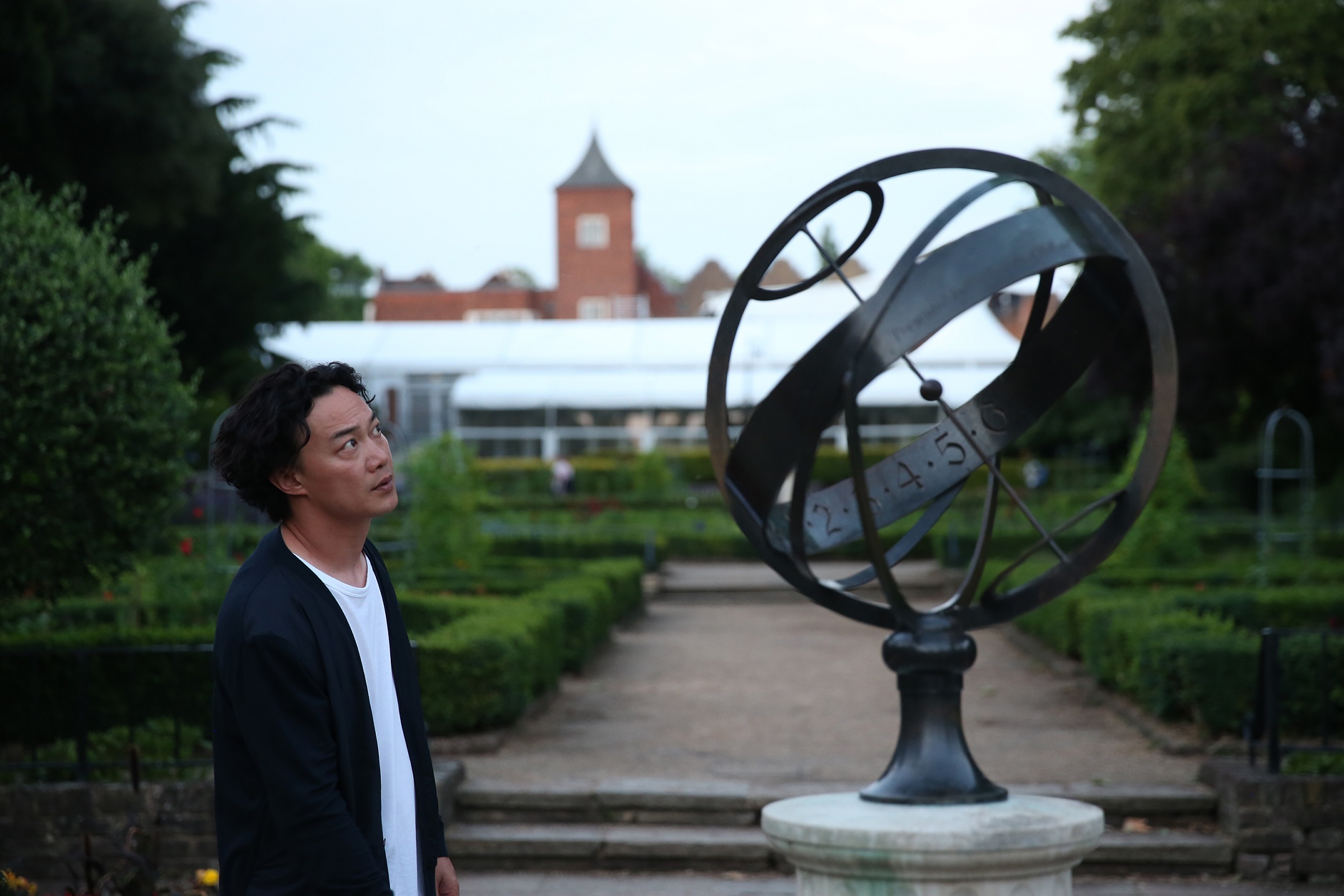 陈奕迅为拍mv远赴伦敦 与"月亮"对戏