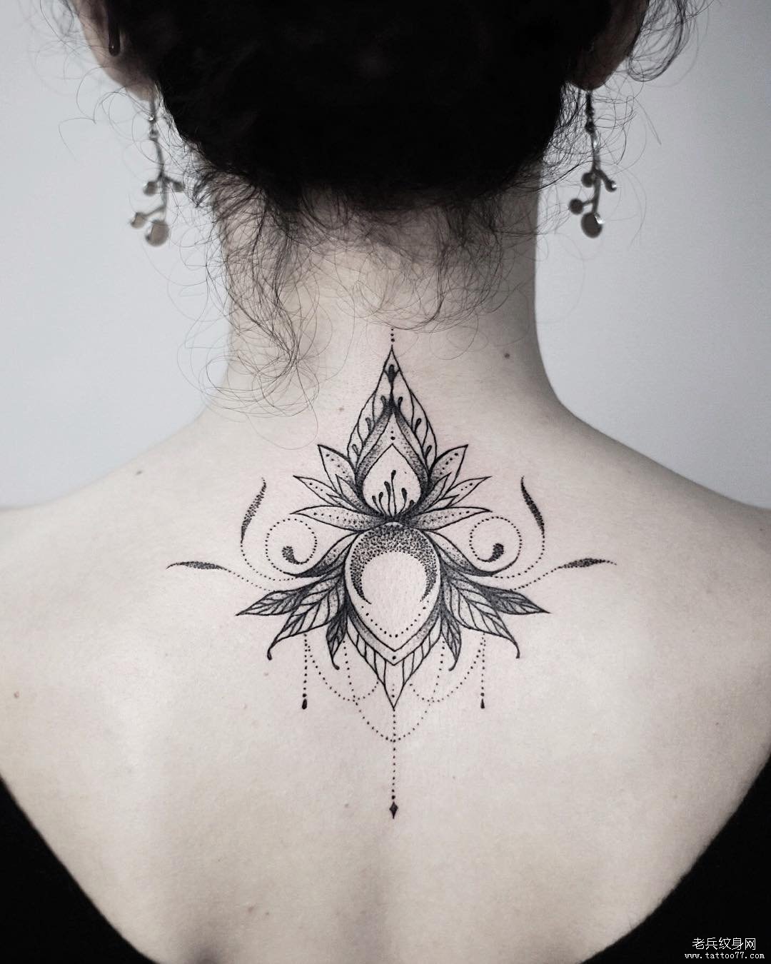 后背点刺花黑灰纹身图案