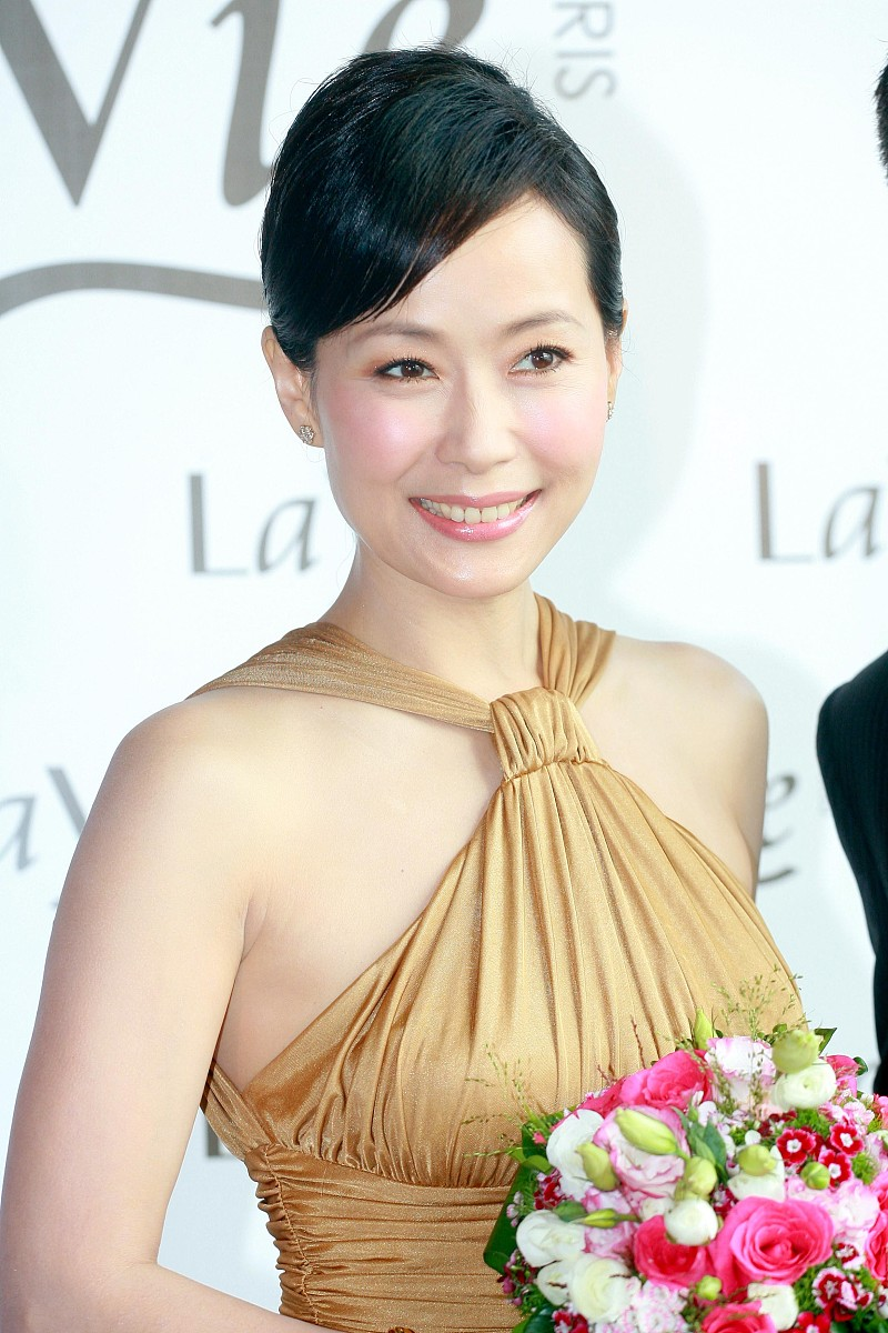 叶童真有女人味,一袭金色挂脖裙配丝袜大方秀丰满,肚子赘肉抢镜