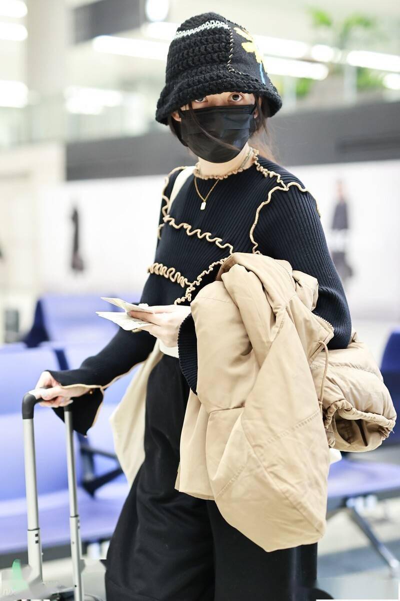 2021年11月15日,北京,郭碧婷机场街拍.